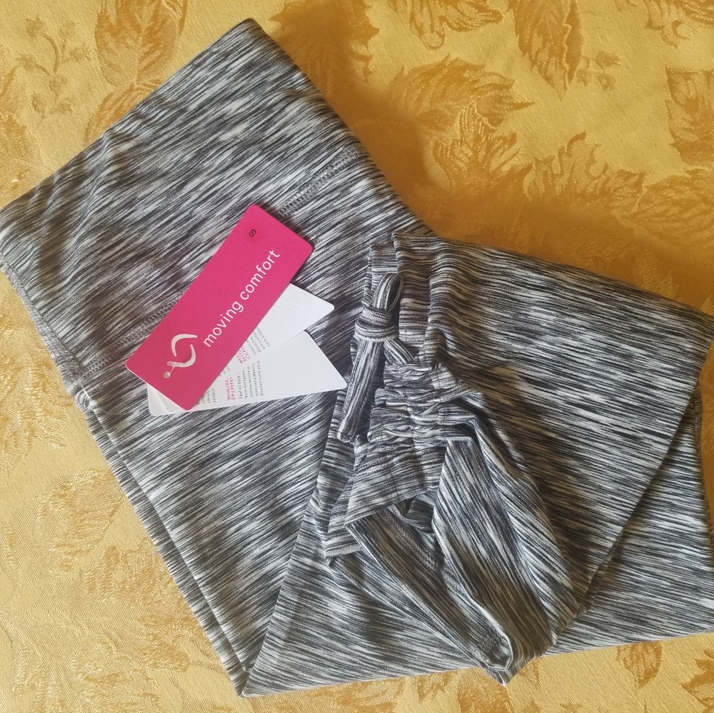 Moving Comfort Urban Gym Capri in Ebony Melange